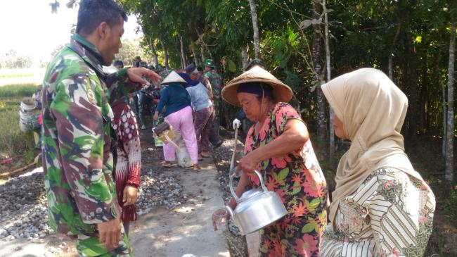  Keindahan Hatinya Menyentuh Para Satgas TMMD Bonomerto